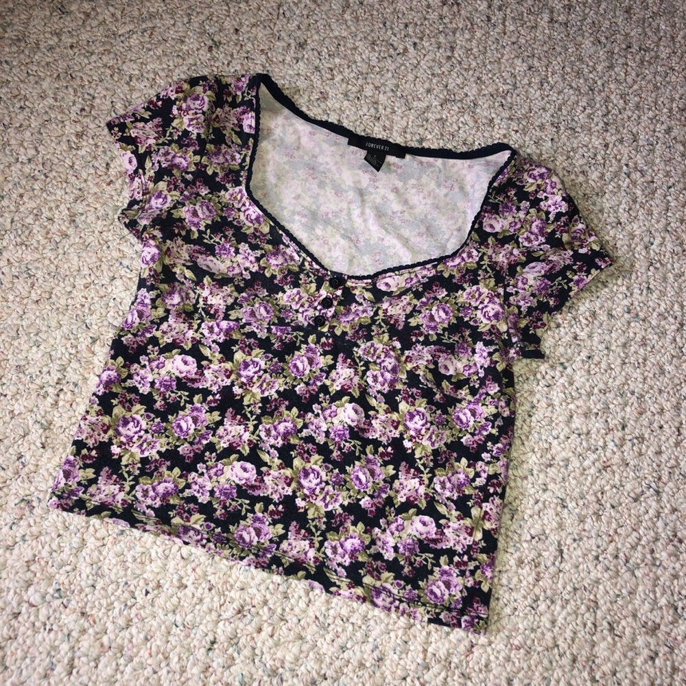 Cute floral crop top from Forever 21. Super soft and comfortable.